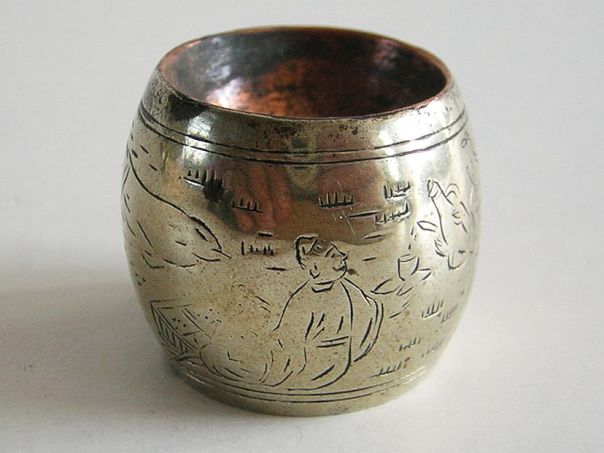 Barrel-shaped engraved opium serving dish – (2358)
